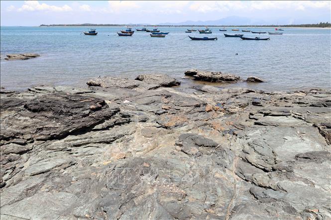Những bãi đá đen ở khu vực Bàn Than đua ra biển. Ảnh: Đỗ Trưởng - TTXVN