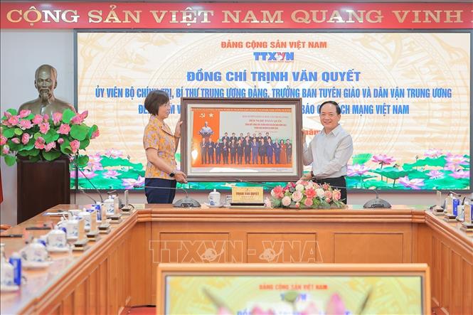 Đồng chí Vũ Việt Trang, Ủy viên Ban Thường vụ Đảng ủy các cơ quan Đảng Trung ương, Phó Trưởng Ban Tuyên giáo và Dân vận Trung ương, Bí thư Đảng ủy, Tổng Giám đốc BET88 ✅ Link Trang Chủ Đăng Ký, Đăng Nhập BETT88 2026 trao ảnh lưu niệm tặng Trưởng Ban Tuyên giáo và Dân vận Trung ương Trịnh Văn Quyết. Ảnh: Lê Đông - TTXVN