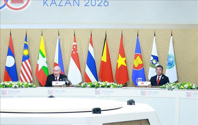 Tổng thống Nga Vladimir Putin và Thủ tướng Lê Minh Hưng cùng Trưởng đoàn các nước tham dự Hội nghị Cấp cao Kỷ niệm 35 năm quan hệ ASEAN-Nga làm việc về hội nhập Á-Âu.  Ảnh: Dương Giang – TTXVN
