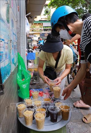 Không khí mua bán tại chợ Thanh Hà (phường Hoàn Kiếm). Ảnh: Khánh Hoà - TTXVN