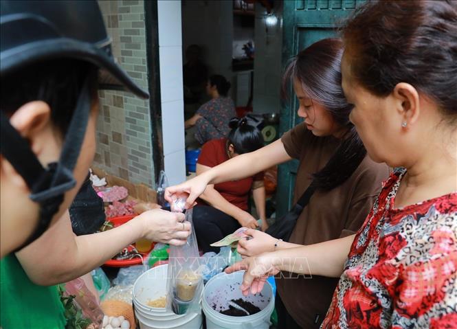 Không khí mua bán tại chợ Thanh Hà (phường Hoàn Kiếm). Ảnh: Khánh Hoà - TTXVN
