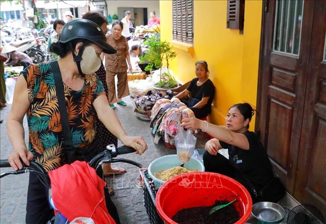 Không khí mua bán tại chợ Thanh Hà (phường Hoàn Kiếm). Ảnh: Khánh Hoà - TTXVN