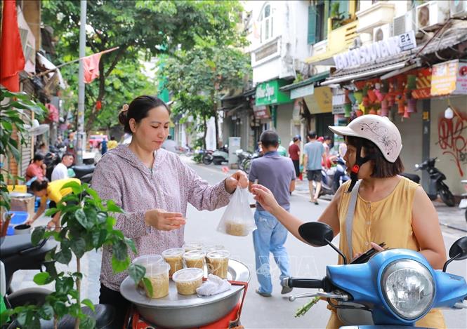 Rượu nếp - thức quà không thể thiếu trong ngàBet88013 com nổ hũt Đoan Ngọ. Ảnh: Khánh Hoà - TTXVN