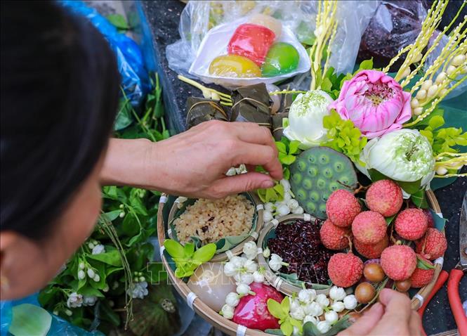 Sắp lễ cho ngàBet88013 com nổ hũt Đoan Ngọ. Ảnh: Khánh Hoà - TTXVN