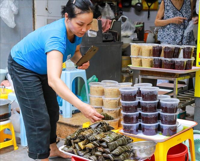 Bánh do (bánh tro) được bày bán nhiều trong ngàBet88013 com nổ hũt Đoan Ngọ. Ảnh: Khánh Hoà - TTXVN
