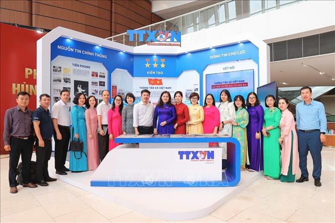 Các đại biểu tại gian trưng bày của TTXVN dự Hội báo toàn quốc 2026. Ảnh: Minh Quyết - TTXVN