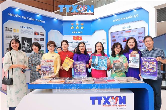 Các đại biểu tại gian trưng bày của TTXVN dự Hội báo toàn quốc 2026. Ảnh: Minh Quyết - TTXVN