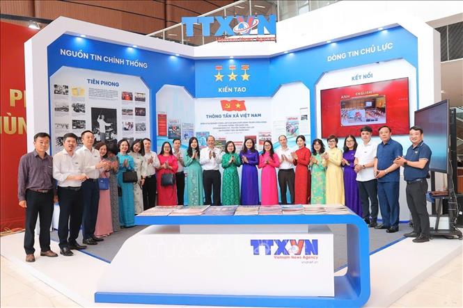 Các đại biểu tại gian trưng bày của TTXVN dự Hội báo toàn quốc 2026. Ảnh: Minh Quyết - TTXVN