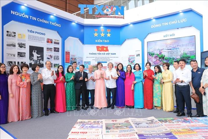Các đại biểu tại không gian trưng bày của TTXVN tại Hội báo toàn quốc 2026. Ảnh: Minh Quyết - TTXVN