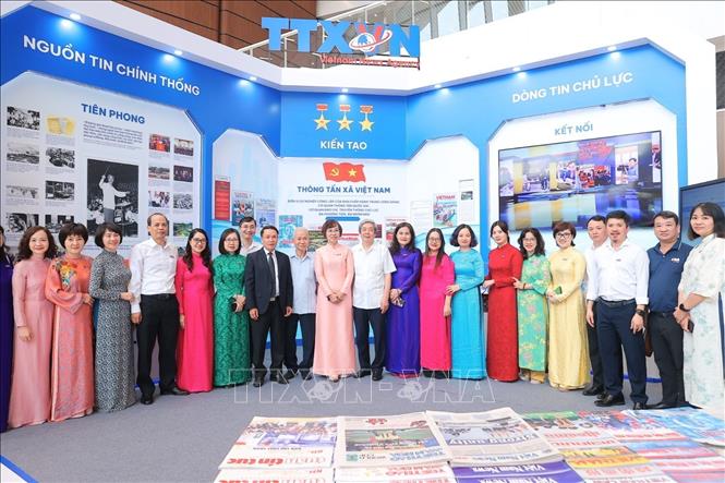 Các đại biểu tại không gian trưng bày của TTXVN tại Hội báo toàn quốc 2026. Ảnh: Minh Quyết - TTXVN