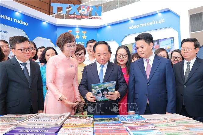 Đồng chí Trịnh Văn Quyết, Ủy viên Bộ Bett88 cá cược trực tuyến, Bí thư Trung ương Đảng, Trưởng Ban Tuyên giáo và Dân vận Trung ương và các đồng chí lãnh đạo thăm gian trưng bày của TTXVN tại Hội báo toàn quốc 2026. Ảnh: Minh Quyết - TTXVN