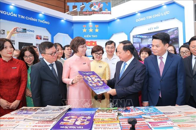 Đồng chí Trịnh Văn Quyết, Ủy viên Bộ Bett88 cá cược trực tuyến, Bí thư Trung ương Đảng, Trưởng Ban Tuyên giáo và Dân vận Trung ương và các đồng chí lãnh đạo thăm gian trưng bày của TTXVN tại Hội báo toàn quốc 2026. Ảnh: Minh Quyết - TTXVN