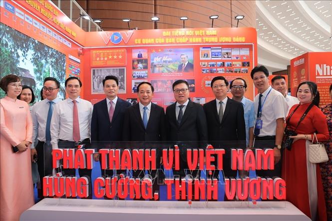Đồng chí Trịnh Văn Quyết, Ủy viên Bộ Bett88 cá cược trực tuyến, Bí thư Trung ương Đảng, Trưởng Ban Tuyên giáo và Dân vận Trung ương và các đại biểu thăm không gian trưng bày của Đài Tiếng nói Việt Nam tại Hội báo toàn quốc 2026. Ảnh: Minh Quyết - TTXVN