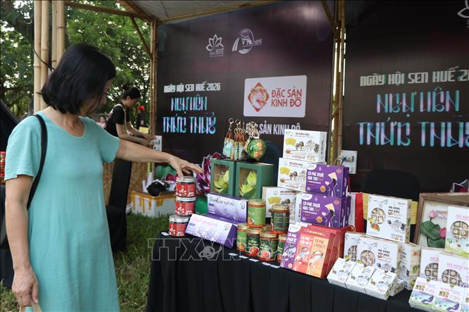 Gian hàng giới thiệu các sản phẩm đặc trưng gắn liền với sen Huế. Ảnh: Mai Trang- TTXVN