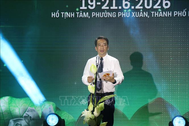 Phó Chủ tịch UBND thành phố Huế Trần Hữu Thuỳ Giang phát biểu khai mạc ngày hội. Ảnh: Mai Trang- TTXVN 