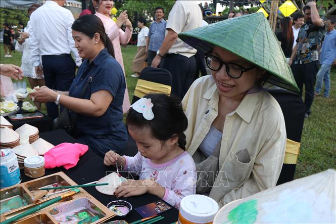 Trải nghiệm trang trí nón lá. Ảnh: Mai Trang- TTXVN 