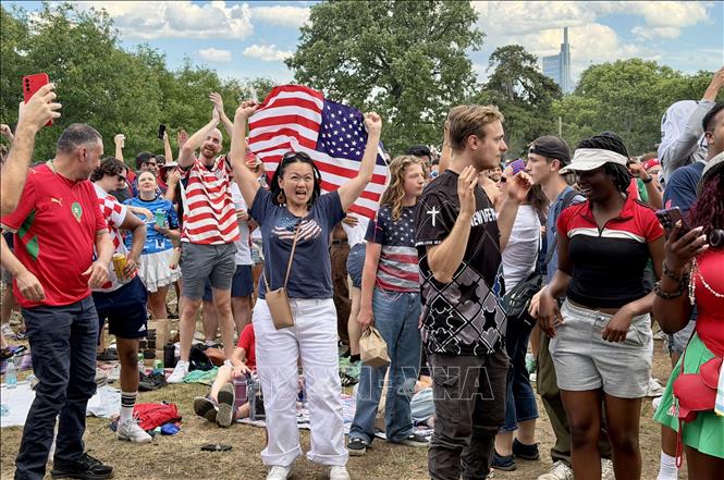 Cổ động viên Mỹ tại FIFA Fan Festival tại Lemon Hill (Philadelphia) ăn mừng chiến thắng 2-0 trước Australia. Ảnh: Ngọc Quang - PV TTXVN tại Mỹ