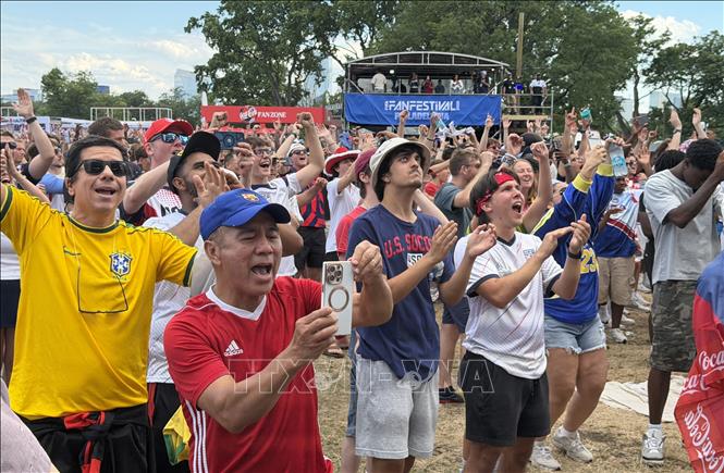 Cổ động viên Mỹ tại FIFA Fan Festival tại Lemon Hill (Philadelphia) ăn mừng chiến thắng 2-0 trước Australia. Ảnh: Ngọc Quang - PV TTXVN tại Mỹ
