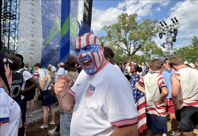 Người hâm mộ Mỹ tạo nên bầu không khí cuồng nhiệt tại fan zone.Ảnh: Ngọc Quang - PV TTXVN tại Mỹ