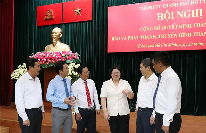 Lãnh đạo Thành ủy Thành phố Hồ Chí Minh gặp gỡ, trao đổi với các đại biểu. Ảnh: Tiến Lực - TTXVN