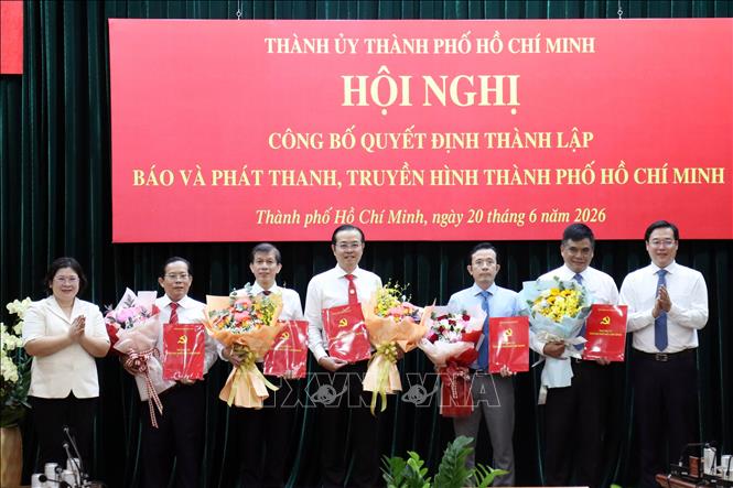 Lãnh đạo Thành ủy Thành phố Hồ Chí Minh trao quyết định bổ nhiệm Tổng Giám đốc, các Phó Tổng Giám đốc Cơ quan Báo và Phát thanh, Truyền hình Thành phố. Ảnh: Tiến Lực - TTXVN