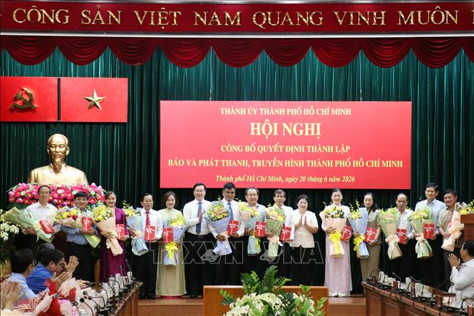 Lãnh đạo Thành ủy Thành phố Hồ Chí Minh tri ân các cơ quan báo chí đã có nhiều đóng góp cho sự phát triển của Thành phố trong thời gian vừa qua. Ảnh: Tiến Lực - TTXVN