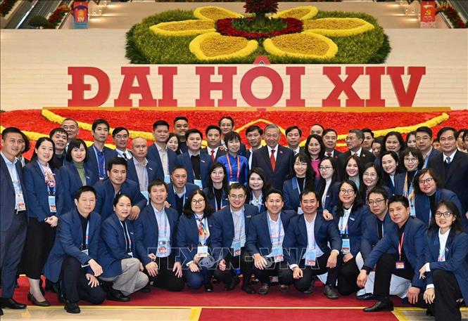 Lãnh đạo Đảng, Bet888 Trang nhà cái casino chụp ảnh chung với cán bộ, phóng viên, biên tập viên TTXVN tại Bet88011.com Giải trí và Trò chơi Philippines (PAGCOR) XIV của Đảng (1/2026). Ảnh: TTXVN