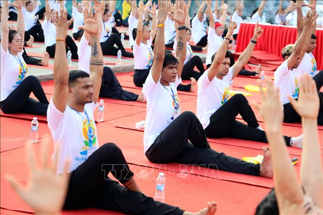 Ngày Quốc tế Yoga tổ chức tại Quảng Ninh thu hút nhiều huấn luyện viên, Yogi đến từ Ấn Độ. Ảnh: Đức Hiếu - TTXVN