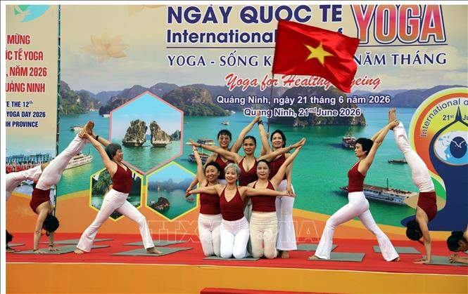 Màn biểu diễn khai mạc của các Yogi. Ảnh: Đức Hiếu - TTXVN