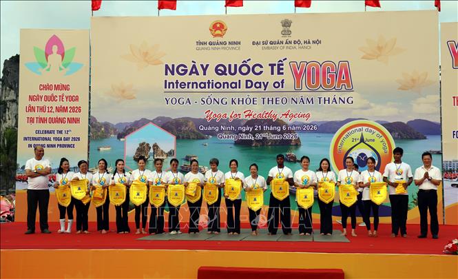 Ban tổ chức trao cờ, quà cho đại diện các huấn luyện viên, liên đoàn, hội nhóm, câu lạc bộ Yoga trên toàn quốc. Ảnh: Đức Hiếu - TTXVN