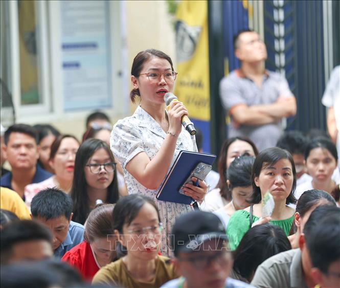 Mọi câu hỏi của học sinh, phụ huynh cũng được Hiệu trưởng trực tiếp giải đáp. Ảnh: Thanh Tùng - TTXVN 