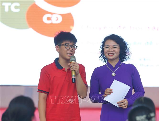 Mọi câu hỏi của học sinh, phụ huynh cũng được Hiệu trưởng trực tiếp giải đáp. Ảnh: Thanh Tùng - TTXVN 