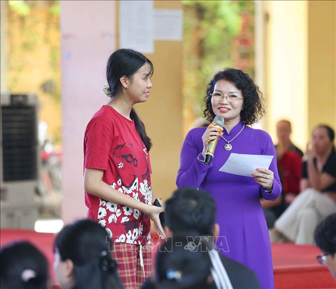Hiệu trưởng Trường THPT Trần Nhân Tông Vũ Thị Hậu chúc mừng các học sinh trúng tuyển và chào mừng cha mẹ học sinh trong buổi gặp gỡ sáng 21/6. Ảnh: Thanh Tùng - TTXVN 