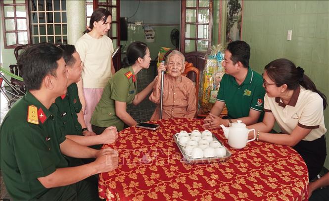 Đại diện Ban Tổ chức chương trình thăm, tặng quà Mẹ Việt Nam Anh hùng Đoàn Thị Chèo, phường Vĩnh Tân nhân Ngày hoạt động cao điểm kỷ niệm 20 năm Chiến dịch tình nguyện Hành quân xanh. Ảnh: Trung Tuyến - TTXVN