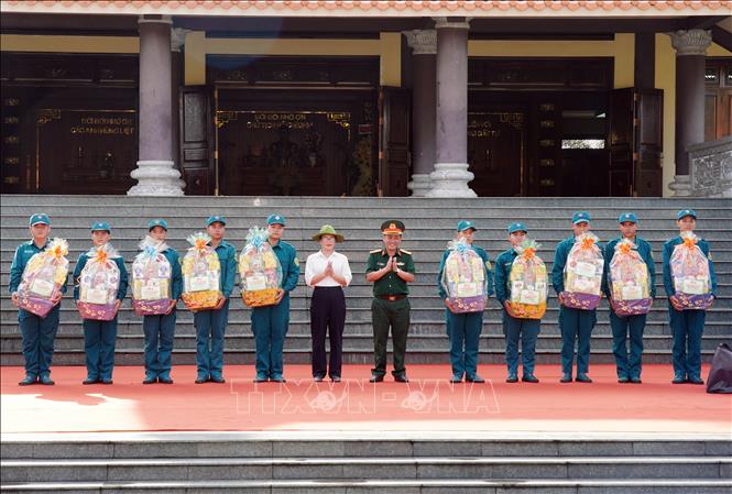Ban tổ chức trao quà động viên đoàn viên thanh niên lực lượng vũ trang có hoàn cảnh khó khăn tham gia Chiến dịch tình nguyện Hành quân xanh năm 2026. Ảnh: Trung Tuyến - TTXVN 