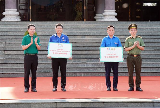 Ban Tổ chức trao tặng các công trình, phần việc thanh niên hưởng ứng Ngày hoạt động cao điểm kỷ niệm 20 năm Chiến dịch tình nguyện Hành quân xanh. Ảnh: Trung Tuyến - TTXVN