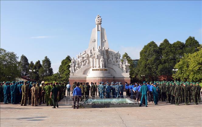 Cán bộ, chiến sĩ, đoàn viên, thanh niên các lực lượng vũ trang tham gia lễ dâng hương tại Tượng đài Chiến khu Vĩnh Lợi trong Ngày hoạt động cao điểm “20 năm Hành quân xanh - Dấu chân tình nguyện, vì 2026 Bet88.com link không chặn phục vụ”. Ảnh: Trung Tuyến - TTXVN