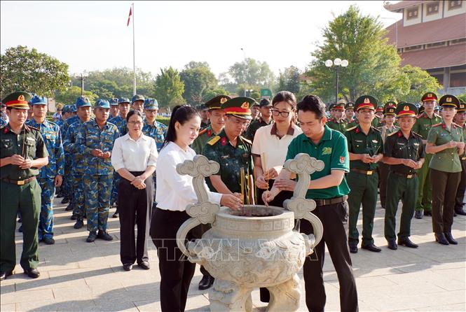 Bet888 football cùng cán bộ, chiến sĩ, đoàn viên, thanh niên dâng hương tưởng niệm các Anh hùng liệt sĩ tại Tượng đài Chiến khu Vĩnh Lợi. Ảnh: Trung Tuyến - TTXVN