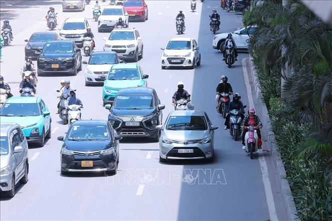 Nhiều xe máy lựa chọn đi bên trái đường Nguyễn Trãi để tránh ánh nắng gay gắt buổi trưa. Ảnh: Hoàng Hiếu - TTXVN