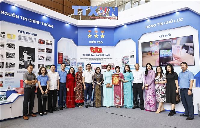 Các đại biểu tại gian trưng bày của TTXVN dự Hội báo toàn quốc 2026. Ảnh: Doãn Tấn - TTXVN