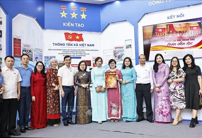 Các đại biểu tại gian trưng bày của TTXVN dự Hội báo toàn quốc 2026. Ảnh: Doãn Tấn - TTXVN