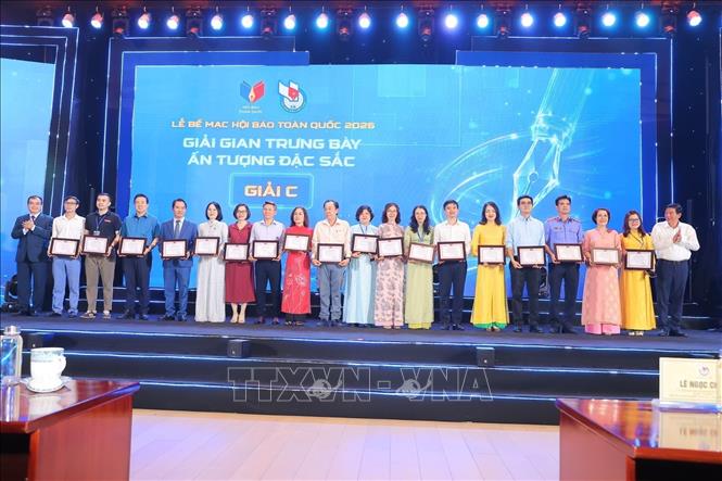 Ban tổ chức trao Giải C cho các 