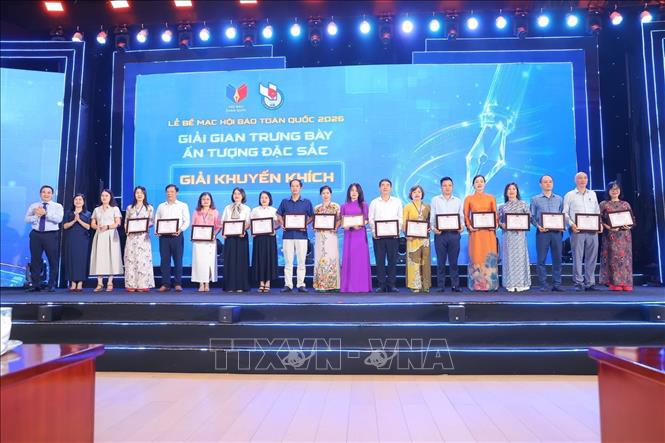Ban tổ chức trao Giải Khuyến khích cho các 