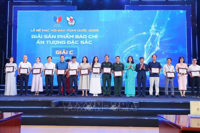 Ban tổ chức trao Giải 