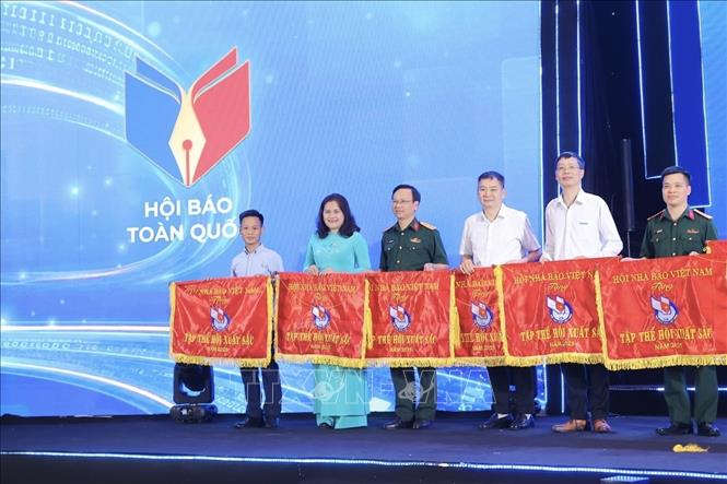 Trao Cờ thi đua và Bằng khen của Hội Nhà báo Việt Nam cho các đơn vị, cá nhân xuất sắc. Ảnh: Minh Quyết - TTXVN
