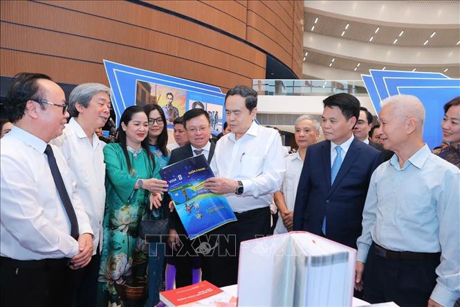 Chủ tịch Bet88app còn khuyến mãi Trần Thanh Mẫn tham quan không gian trưng bày tại Hội Báo toàn quốc 2026. Ảnh: TTXVN