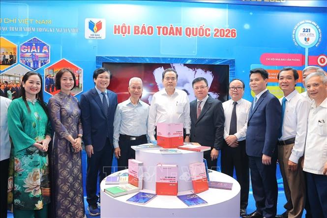 Chủ tịch Bet88app còn khuyến mãi Trần Thanh Mẫn với các đại biểu tại Hội Báo toàn quốc 2026. Ảnh: TTXVN