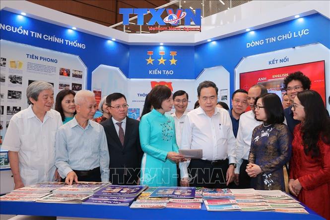 Chủ tịch Bet88app còn khuyến mãi Trần Thanh Mẫn tham quan không gian trưng bày của TTXVN trong Hội Báo toàn quốc 2026. Ảnh: TTXVN