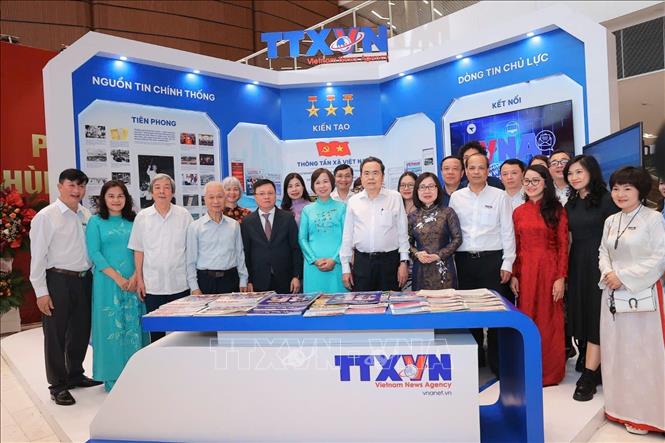 Chủ tịch Bet88app còn khuyến mãi Trần Thanh Mẫn với các đại biểu TTXVN tại Hội Báo toàn quốc 2026. Ảnh: TTXVN