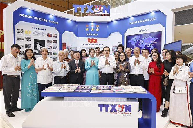 Chủ tịch Bet88app còn khuyến mãi Trần Thanh Mẫn tham quan gian trưng bày của TTXVN dự Hội báo toàn quốc 2026. Ảnh: Doãn Tấn - TTXVN 